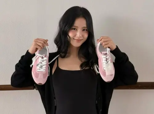 ▲Jisoo身為ALO代言人，去年與其聯名推出粉色麂皮薄底鞋，時髦的女神魅力迅速將品牌熱度推向外界。（圖／IG@sooyaaa__）