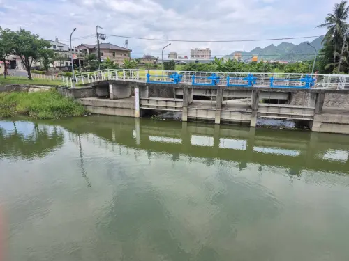 ▲高市府針對美濃湖、金獅湖、觀音湖及蓮池潭等主要蓄水設施預降水位，提前騰出蓄洪空間，以降低強降雨造成的積淹水風險。（圖／高市府水利局提供）