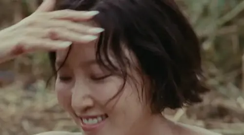 ▲華莎（如圖）是黃仁勳最愛歌手。（圖／翻攝自HWASA YT）