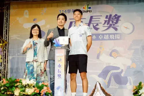 大寶得市長獎！蔣萬安市長秒變老爸　俏皮玩自拍、驕傲兒子比他高
