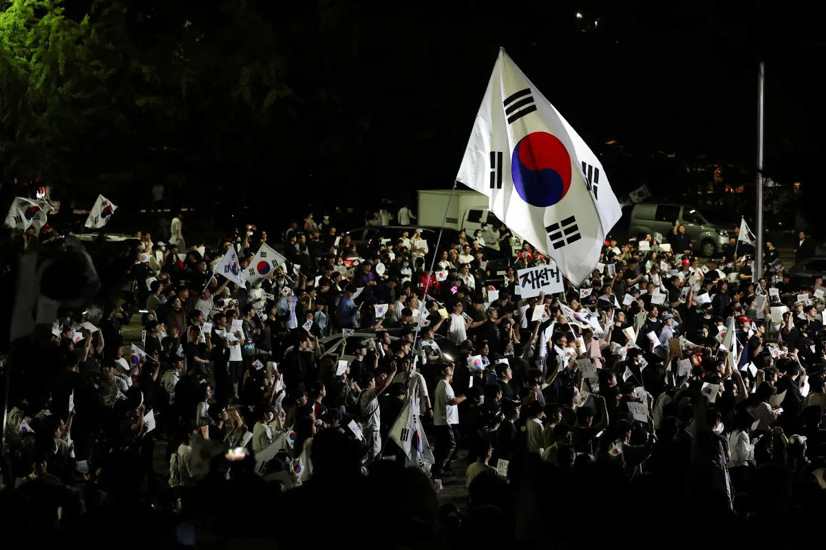 ▲韓國3日舉行全國地方選舉，但首爾傳出10多個投票所投票用紙不足，遭質疑選舉舞弊，6日約有1萬人聚集開票場所外抗議。（圖／路透社／達志影像）