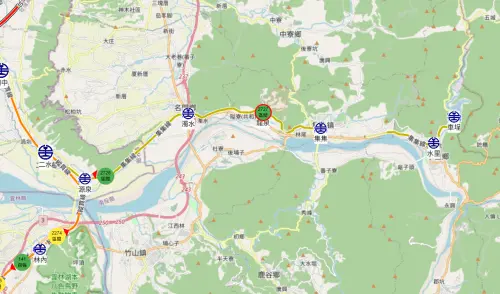 ▲台鐵公司表示，於晚間 18 時 56 分接獲通報，集集線 K18+300 處驚傳有巨型路樹倒塌，直接橫躺於鐵軌上，導致路線雙向不通。（圖／台鐵官網）