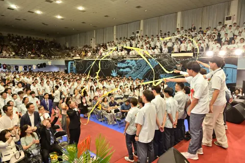 最狂畢典！台中一中「最混獎」請假1302堂課　校長澄清：不是真混