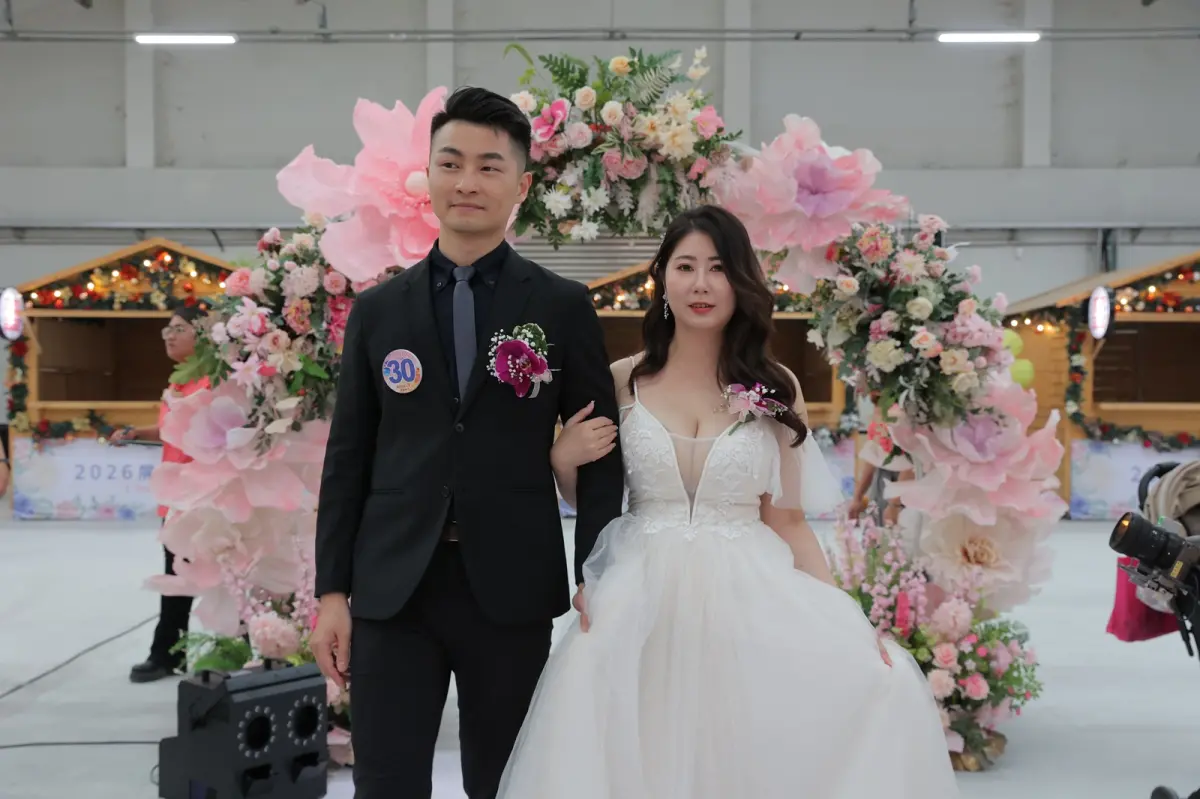 ▲新人們在親友陪伴下完成婚禮儀式，現場洋溢溫馨感人的幸福氣息。（圖／屏東縣府提供）
