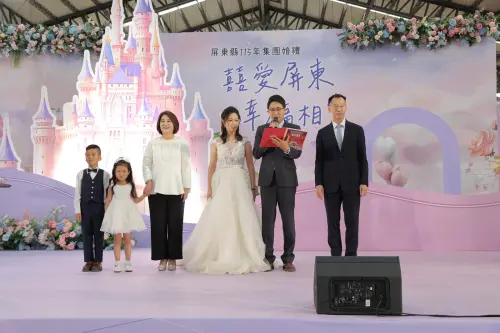 ▲今年集團婚禮首度移師縣民公園C倉庫舉辦，浪漫場景與幸福氛圍吸引眾多親友到場祝賀。（圖／屏東縣府提供）