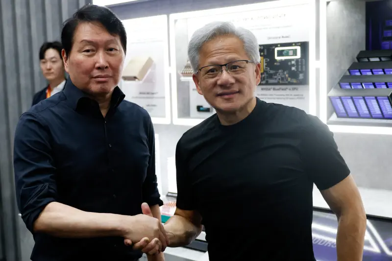    ▲圖為輝達執行長黃仁勳在台北國際電腦展SK海力士攤位前，與SK集團會長崔泰源合影。（圖／路透社／達志影像）  