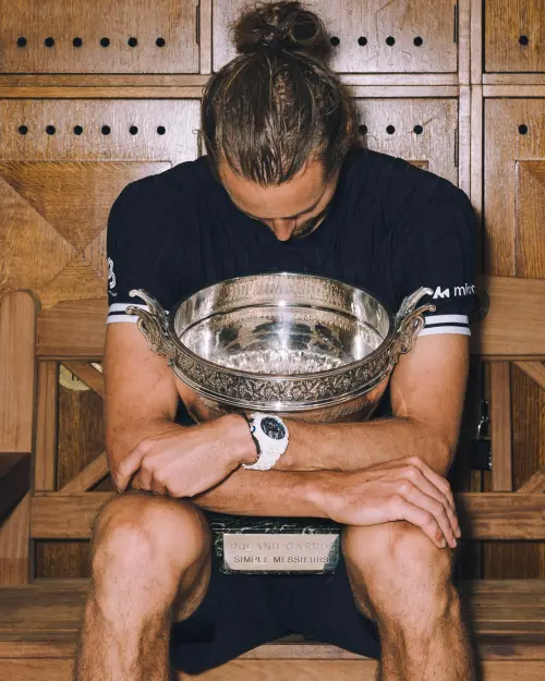 ▲茲維列夫（Alexander Zverev）歷經五盤大戰擊敗柯博利，拿下生涯首冠。比賽內容不好看，但終究贏了。（圖／取自Roland-Garros X）