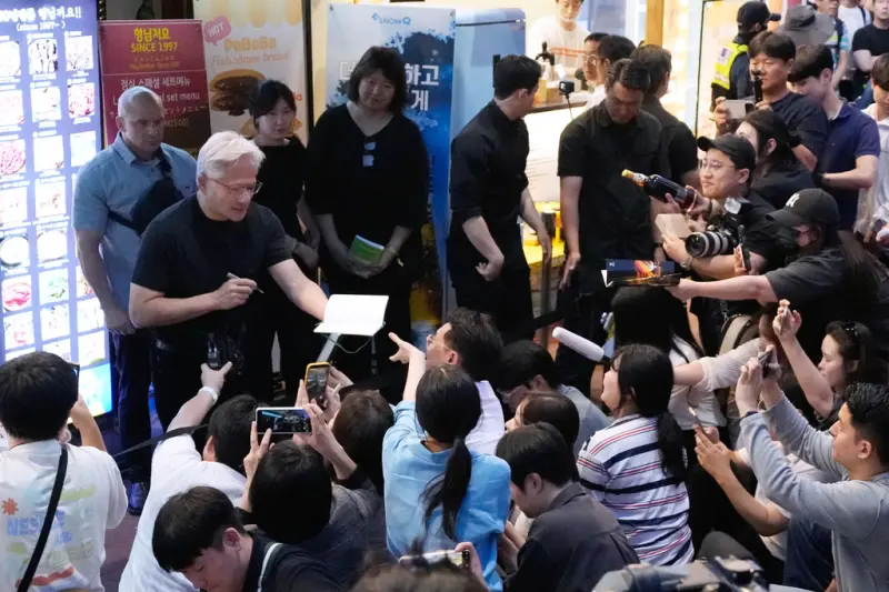    ▲黃仁勳韓國行爆紅！粉絲架網站追蹤行蹤、網咖被包圍⋯韓國年輕人把他當明星在追（圖／美聯社／達志影像）  