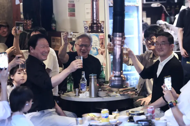    ▲黃仁勳韓國行爆紅！粉絲架網站追蹤行蹤、網咖被包圍⋯韓國年輕人把他當明星在追（圖／美聯社／達志影像）  