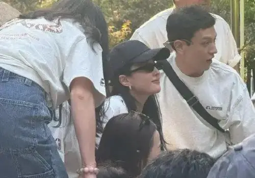▲劉亦菲穿著白襯衫配牛仔褲，近乎素顏現身同學會。（圖／翻攝自微博）