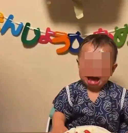 ▲這不是惡搞，這是虐待！日本媽媽把寶寶臉狠壓蛋糕、讓嬰兒喝啤酒（圖／截自Ｘ）