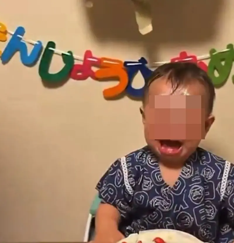    ▲這不是惡搞，這是虐待！日本媽媽把寶寶臉狠壓蛋糕、讓嬰兒喝啤酒（圖／截自Ｘ）  