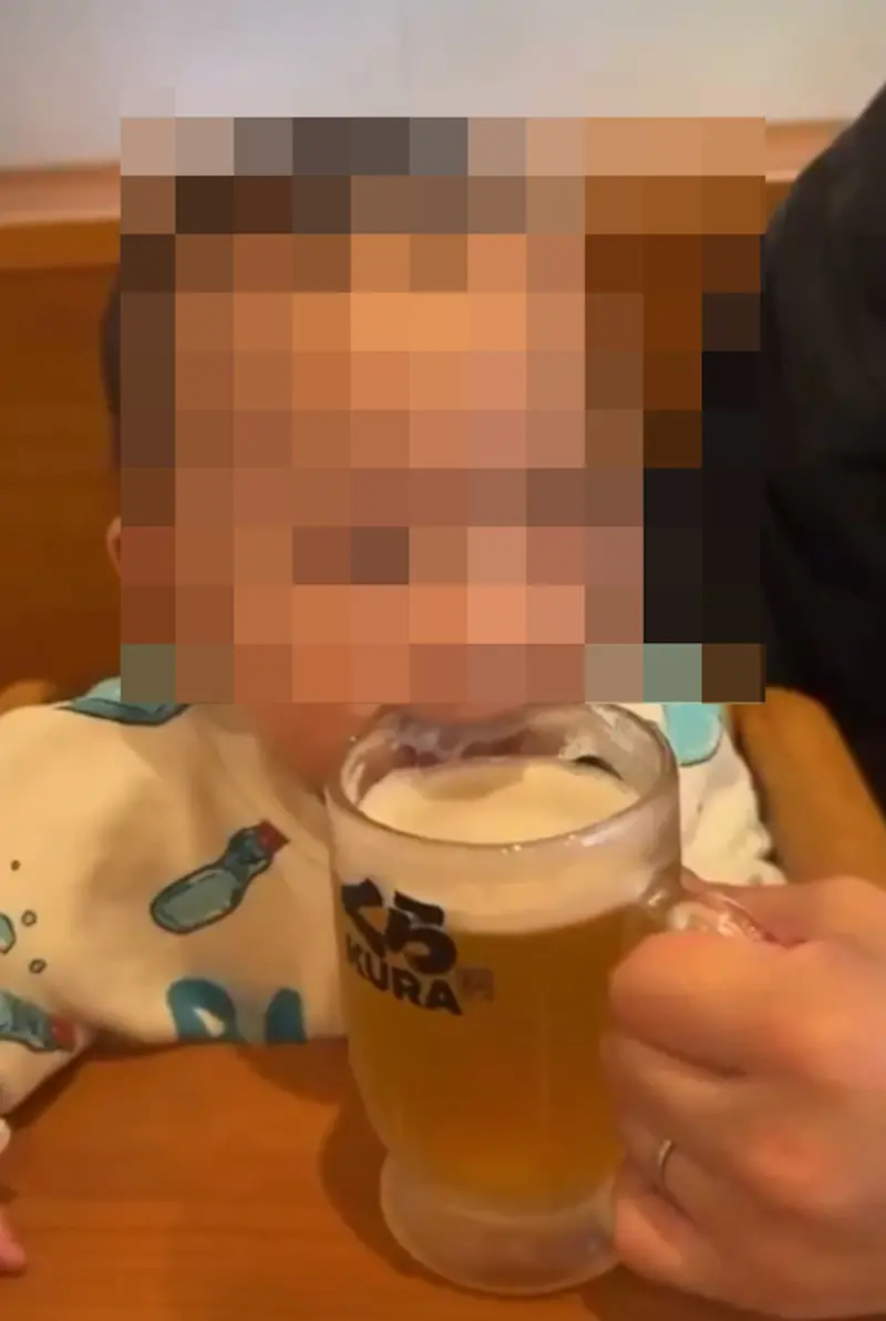    ▲這不是惡搞，這是虐待！日本媽媽把寶寶臉狠壓蛋糕、讓嬰兒喝啤酒（圖／截自Ｘ）  