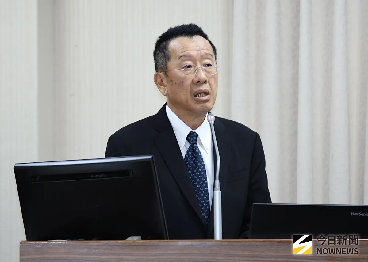 ▲國防部長顧立雄針對軍校衛哨改為保全，說是學校方面的門禁查管。（圖／記者朱永強攝）
