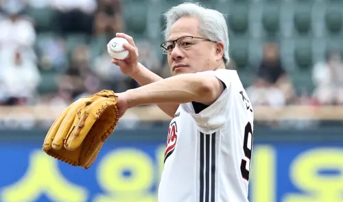 黃仁勳球衣背號93與輝達有關！韓國開球差點觸身　表情懊惱網笑翻