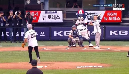 ▲黃仁勳上場開球時，由朴正元親自擔任打擊。（圖／翻攝自SPOTV2 LIVE）