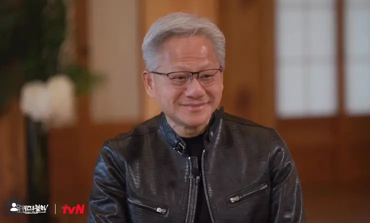 ▲黃仁勳（如圖）追星成功，華莎在簽售會聽到粉絲提到黃仁勳是自己粉絲後，害羞到狂遮臉，粉絲也直接狂敲碗：「輝達尾牙找她吧」。（圖／翻攝自IG@youquizontheblock）