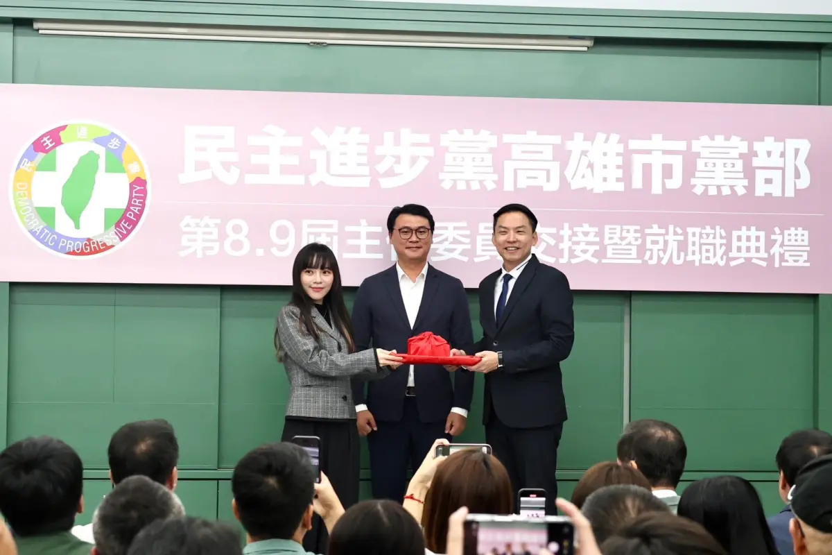 ▲ 民進黨高雄市黨部今天舉辦主委交接儀式，新科主委黃捷（左）從前主委黃文益（右）手中接下主委印信，成為高市黨部首位女性主委。（圖／民進黨高雄市黨部提供）