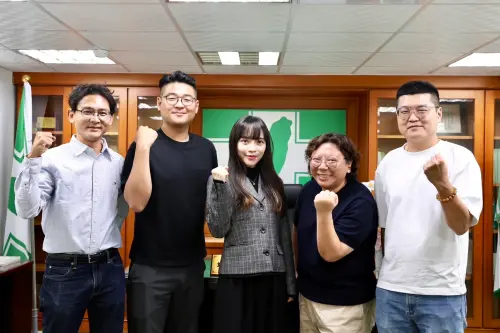 ▲ 黃捷上任後隨即簽署首份人事公文，由郭春津續任市黨部執行長。副執行長方面，由現任劉瑞堂及張峻榕續任，黃捷特別延攬前市議員陳致中服務處主任蕭丞堯出任副執行長。（圖／民進黨高雄市黨部提供）