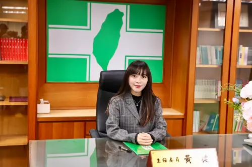 ▲ 民進黨高雄市黨部今天舉辦主委交接儀式，新科主委黃捷爲高市黨部首位女性主委。（圖／民進黨高雄市黨部提供）