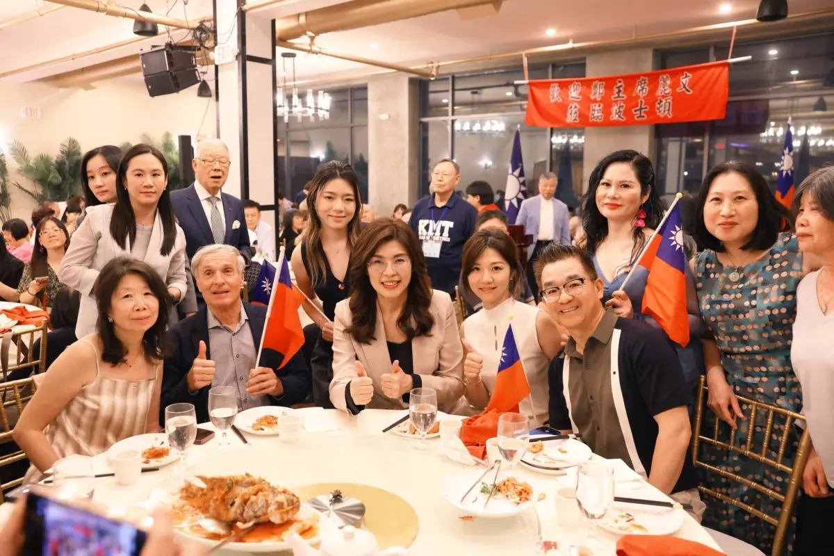 ▲國民黨主席鄭麗文遭揭露與中共統戰部在美官員俞國梁（右三）餐敘。（圖／圖翻攝自鄭麗文臉書）
