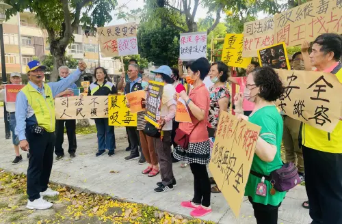 ▲大批彰化市民齊聚陽明公園，手持「恐龍法官」、「縱放毒駕閻王找上門」等標語，對毒駕撞斷警官腿還能獲交保表達抗議。（圖／彰化市公所提供，2026.06.08）