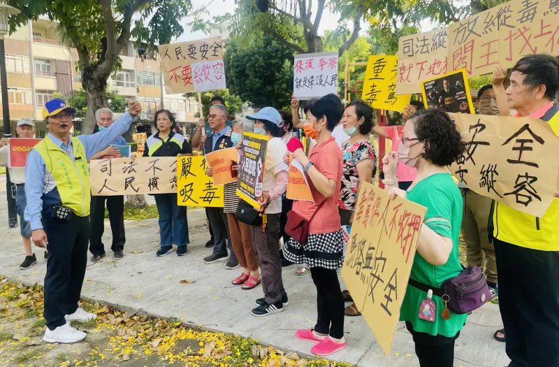    ▲大批彰化市民齊聚陽明公園，手持「恐龍法官」、「縱放毒駕閻王找上門」等標語，對毒駕撞斷警官腿還能獲交保表達抗議。（圖／彰化市公所提供，2026.06.08）  