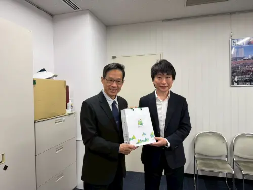 ▲台中經發局長張峯源率團赴日本千葉縣訪問，局長贈禮並縣政府商工勞動部。（圖／經發局提供）