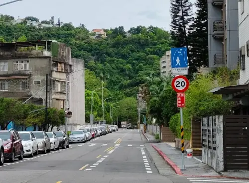 ▲早在2025年就有天母在地民眾發現，東山路新設置「行人優先區」路段。（圖／靠北天母幫臉書）