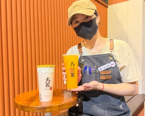 ▲大茗手搖飲以「芒果的兩種夏天」為主題，6月推出「芒果青」與「芒果優格飲」兩款全新季節限定飲品。（圖／業者提供）