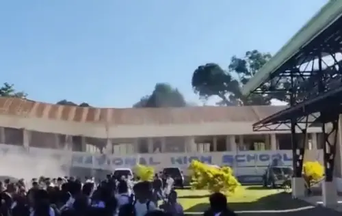 影／菲律賓7.8強震有多晃？學生室外避難地面狂搖　建築物突倒塌