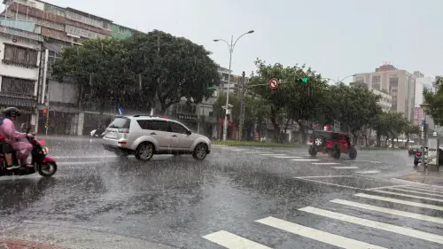 大雷雨狂轟！水利署：台北、新北8區淹水警戒　士林時雨量64毫米
