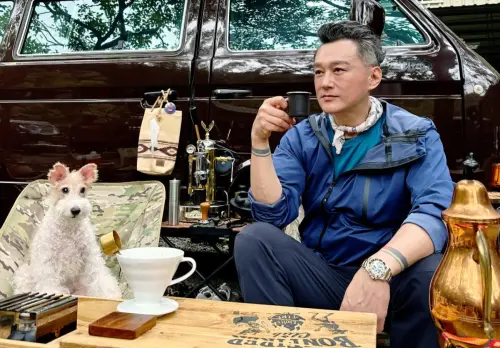 ▲何篤霖未婚未生，只有養毛小孩作陪。（圖／何篤霖 Ho Tu Lin﻿臉書）