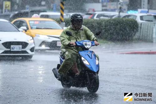 西南氣流雨彈狂轟！21縣市「豪雨特報」下到明晚　高屏注意大豪雨
