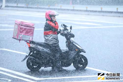 ▲有外送員建議，依自身經驗來看，兩件式雨衣的防護效果通常比連身款更加穩定。（圖／記者朱永強攝）