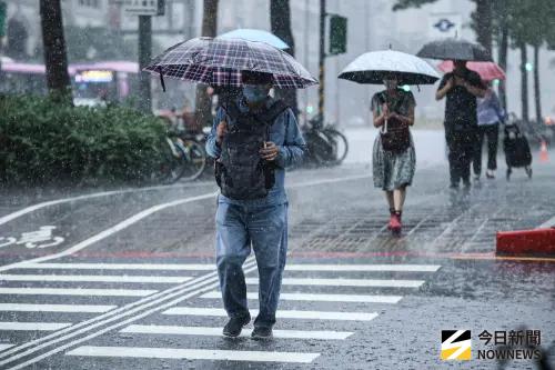 下雨天鞋子有救了！眾穿「149元神器」淹水腳全乾　騎機車沒濕過
