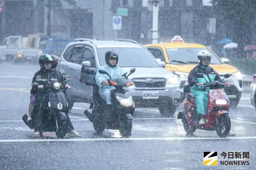 ▲市售部分千元雨衣遭騎士控訴側邊拉鍊不防水，暴雨騎車導致領口、膝蓋全濕透，淪為通勤族眼中的大雷款。（圖／記者朱永強攝 ,2026.06.08）