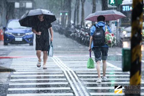 ▲潮濕不穩定的天氣會持續到周三，期間各地仍要注意雨勢。（圖／記者朱永強攝）