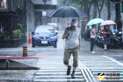 年輕人下雨天鞋子都選它！新神鞋穿整天沒濕　他秒掃6雙：水準高