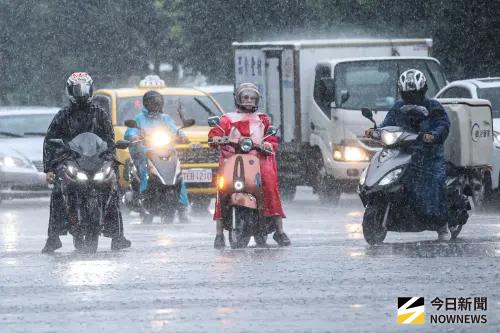買雨衣沒選天龍牌、C2C！眾改穿「這牌」崛起：品質高、暴雨不濕