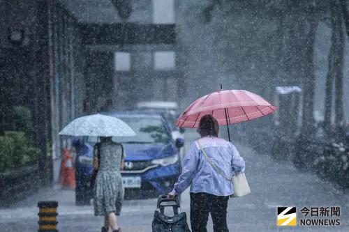 ▲氣象署形容，時雨量達70毫米以上「雨勢宛如瀑布」，全台多地迎降雨最高峰，路面視線極差且開車、撐傘幾乎無用。示意圖。（圖／記者朱永強攝）