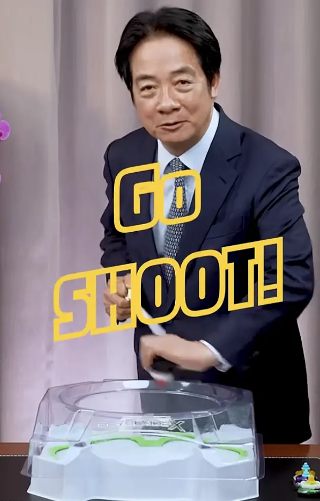 ▲賴清德打出時下最夯的戰鬥陀螺，勉勵畢業生繼續保持好奇勇敢探索世界。（圖／翻攝自賴清德YT）