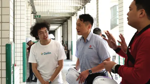 ▲大同鋁業總經理張哲碩（中）現場會勘，實際走訪現場了解大園國小需求。（圖／翻攝畫面）