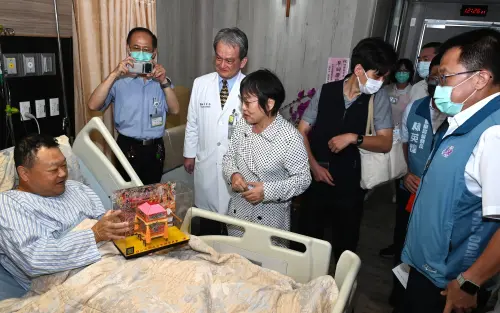 「粉紅超跑」進病房！劉世芳探視毒駕受傷勇警　謝媽祖保佑化死劫
