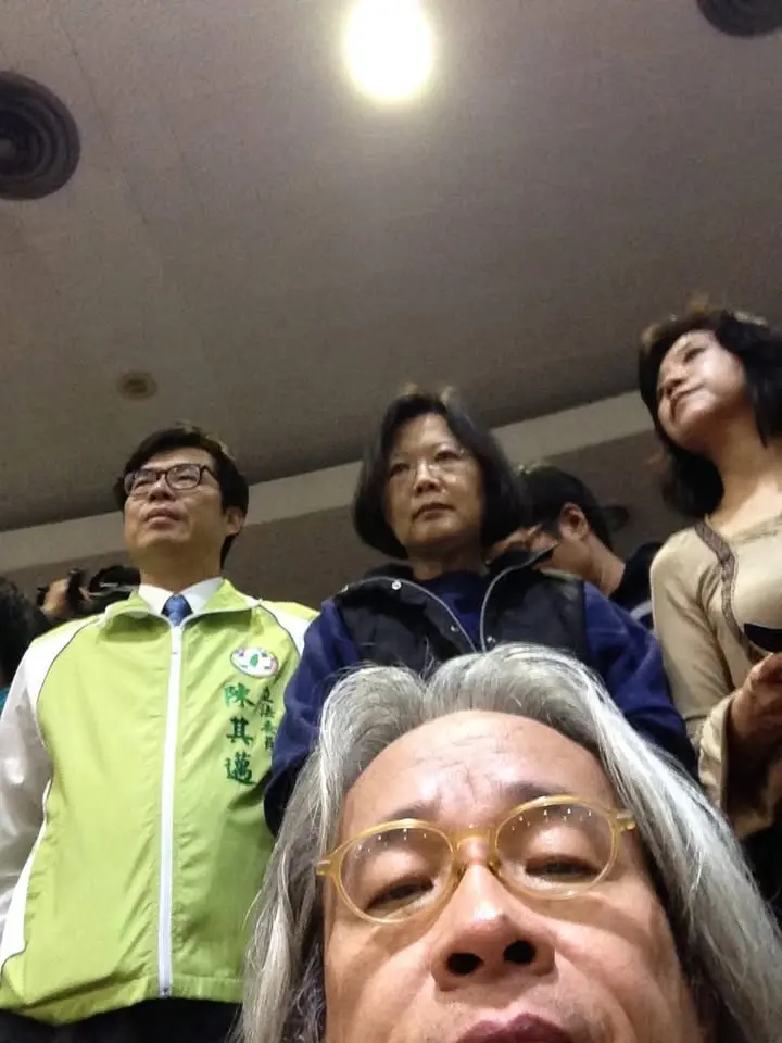    ▲馮光遠當晚坐鎮在議場媒體區時，時任民進黨主席的蔡英文、陳其邁也在現場觀察立院動態。（圖／翻攝自馮光遠臉書）  