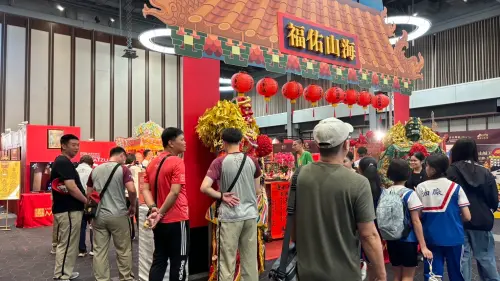 ▲城鄉物產展集結來自全台各地的經典台灣美食與伴手禮，並攜手四間宮廟合作推出廟宇文化展。（圖／新光三越高雄左營店提供）