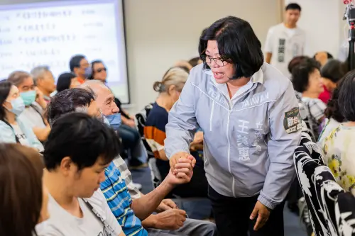 ▲民進黨「挺Women的歌」今日移師嘉義市舉辦，市長參選人王美惠與小雞同框展現團結氣勢。（圖／王美惠辦公室提供）