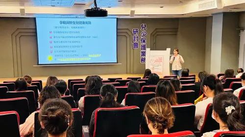 ▲2026年兒少保護業務研討會課程現場，與會專業人員專注聆聽講師分享兒少保護實務與風險辨識知能。（圖／高雄長庚提供）