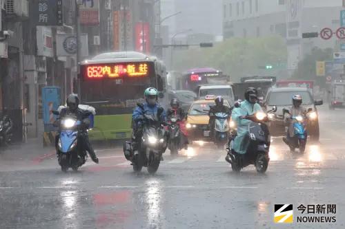 全台豪雨狂下！氣象署：桃竹苗、台中大雷雨　最新警戒範圍一次看
