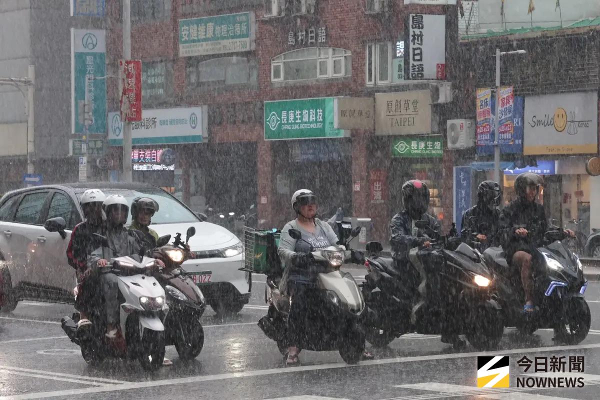 ▲受到西南風影響，南部有豪雨發生的機率，北部、宜蘭山區則要小心午後雷陣雨。（圖／NOWNEWS資料照）